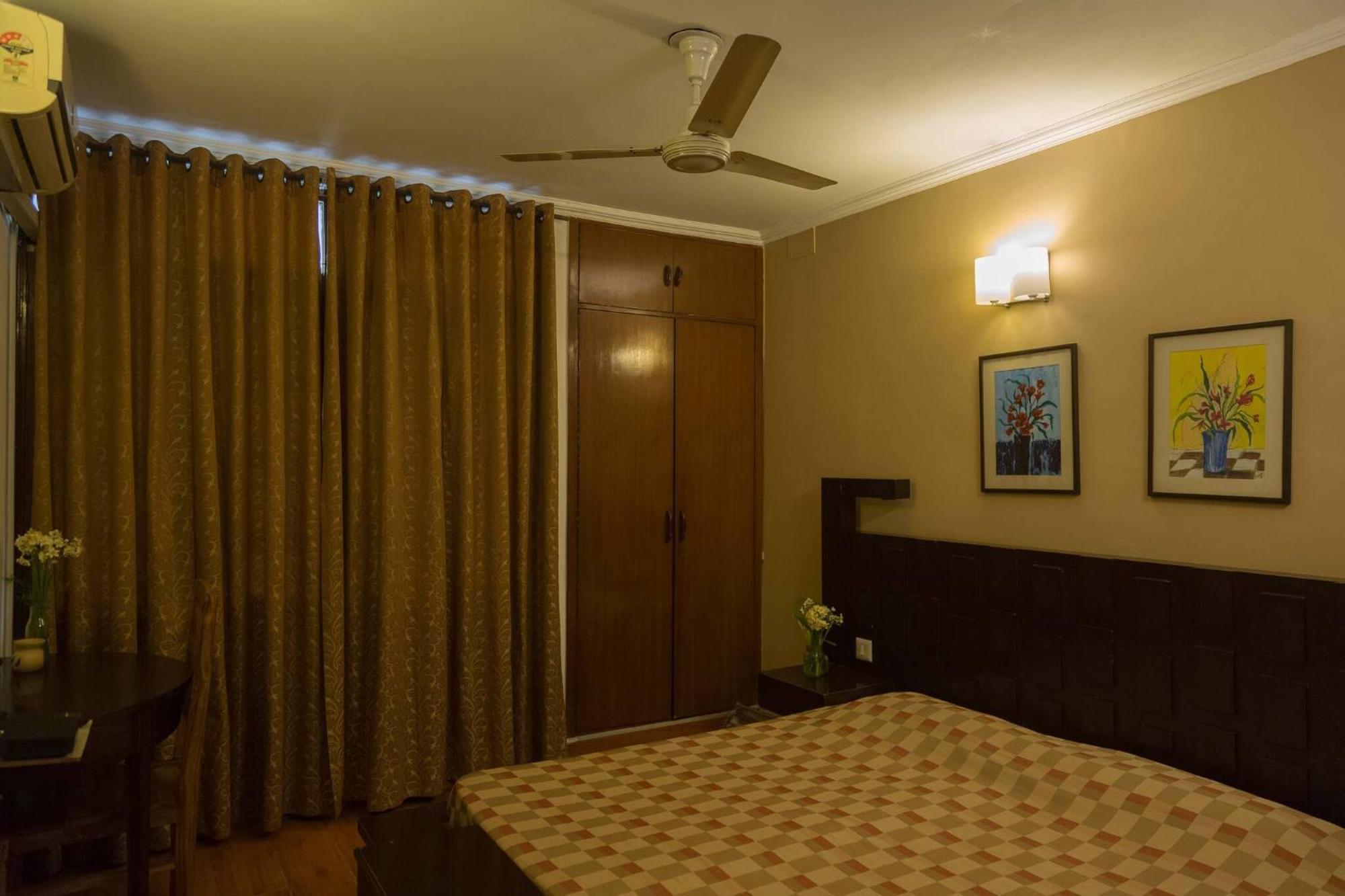 In Bb - 1 Private In 3 In Hauz Khas In Center Delhi *